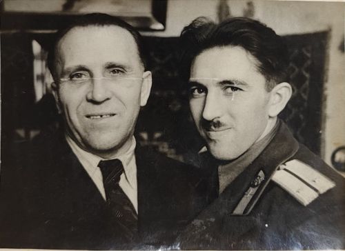 Коренастый мужчина средних лет задумчиво смотрел в окно